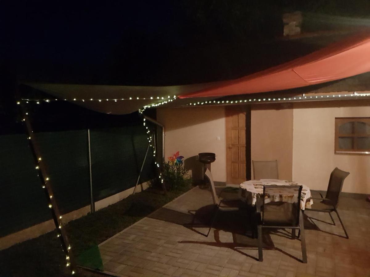 Limonade Apartman Ac Agard Elmenyfuerdo Mellett Gardony Bagian luar foto